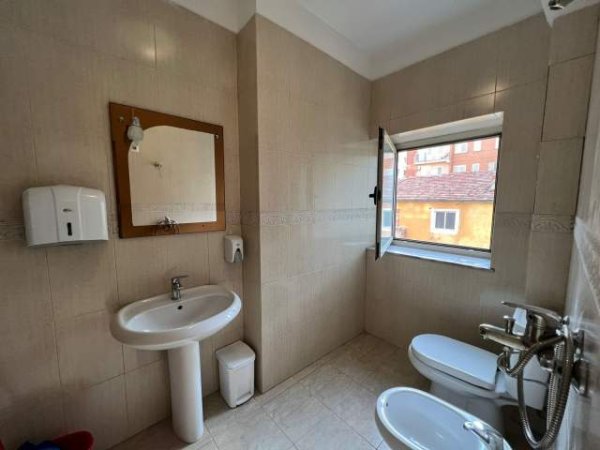 Tirane, jepet me qera apartament 2+1+BLK Kati 3, 90 m² 80.000 Leke (BLLOK)