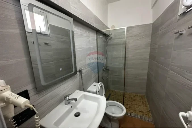 Vlore, jepet me qera apartament 1+1 Kati 1, 60 m² 250 € (Rruga Enver Jaho, Vlore)
