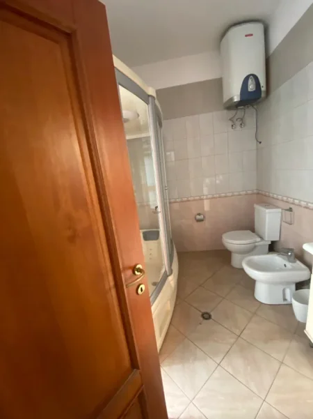 Tirane, jepet me qera ambjent biznesi , 270 m² 2.500 € (DON BOSKO)