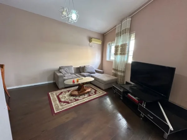 Tirane, jepet me qera Vile 2+1 Kati 1, 85 m² 500 € (Rruga Mihal Grameno)