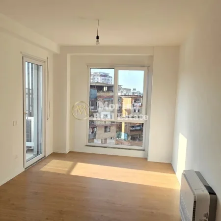 Tirane, jepet me qera ambjent biznesi Kati 4, 108 m² 700 € (Don Bosko)