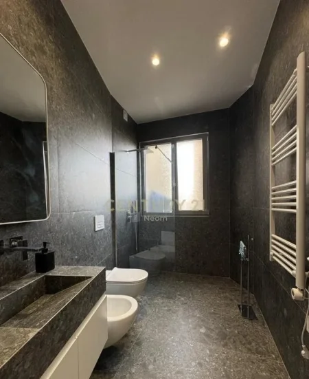 Tirane, jepet me qera apartament 2+1 Kati 0, 130 m² 1.800 € (Liqeni i Thate)