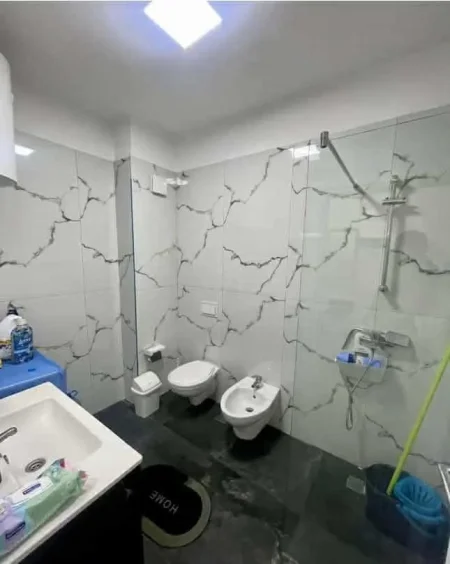 Tirane, jepet me qera apartament 1+1 Kati 8, 70 m² 500 € (kompleksi golden park)