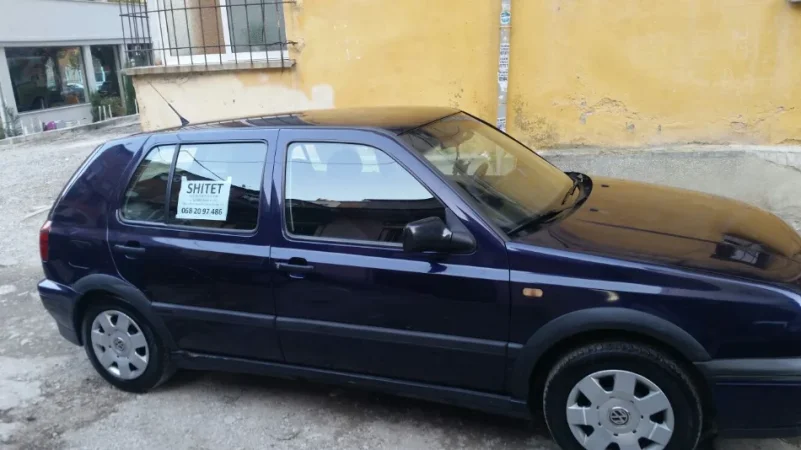 Tirane, shitet makine VW golf 3 viti 1997 Nafte, blu manuale Kondicioner 285.000 km 1.000 €