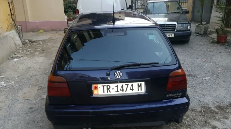 Tirane, shitet makine VW golf 3 viti 1997 Nafte, blu manuale Kondicioner 285.000 km 1.000 €