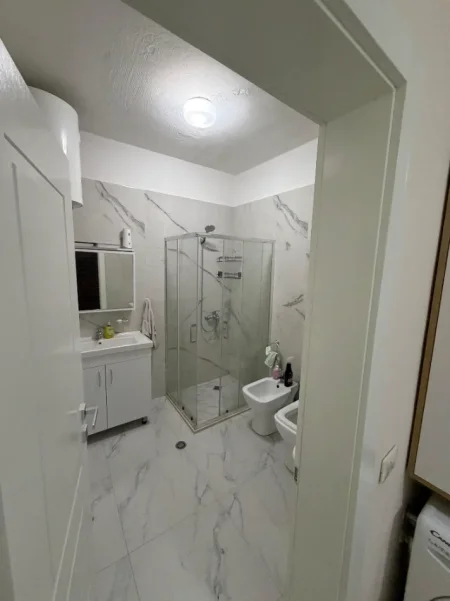 Tirane, jepet me qera apartament 1+1 Kati 1, 400 € (rruga besim alla)