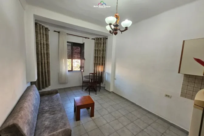 Tirane, jepet me qera zyre Kati 3, 65 m² 620 € (prane kafe roma)