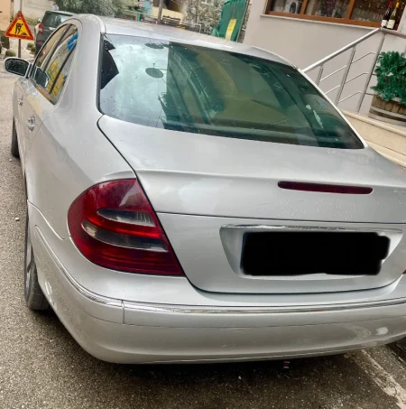 Tirane, shitet makine Mercedes Benz E class 270 Nafte, gri metalizato automatik Klima 300 km 4.000 €