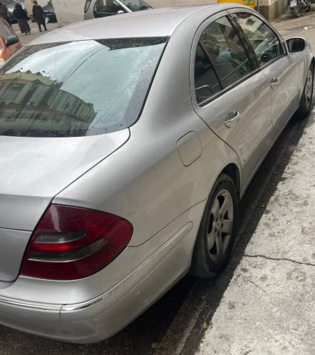 Tirane, shitet makine Mercedes Benz E class 270 Nafte, gri metalizato automatik Klima 300 km 4.000 €