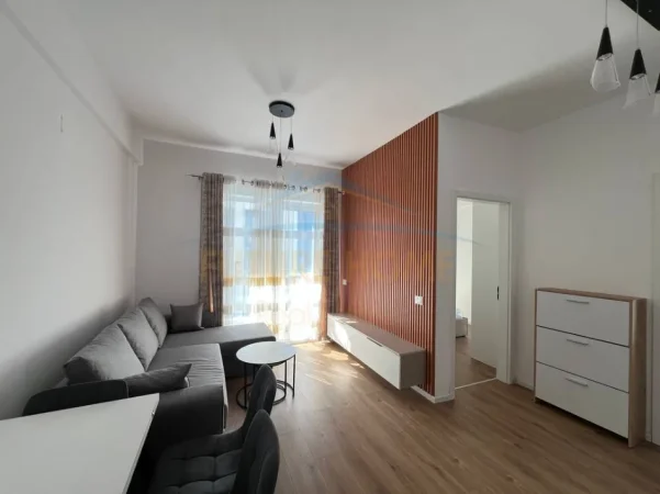 Tirane, jepet me qera apartament 1+1 Kati 1, 47 m² 400 € (FRESKU)