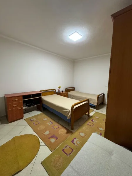 Tirane, jepet me qera apartament 2+1 Kati 4, 93 m² 650 € (Komuna e Parisit)