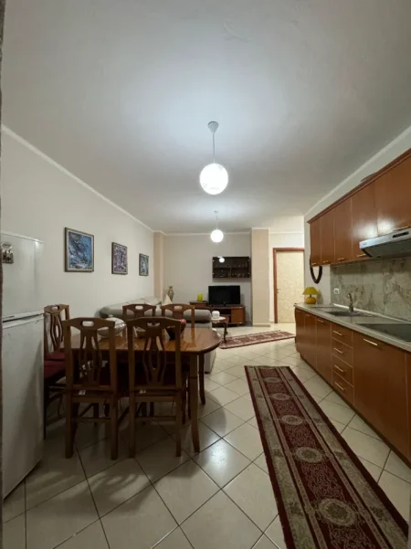 Tirane, jepet me qera apartament 2+1 Kati 4, 93 m² 650 € (Komuna e Parisit)