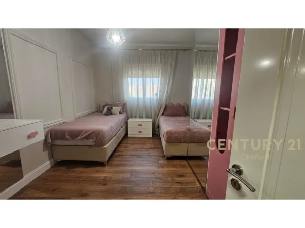 Tirane, jepet me qera apartament 2+1 Kati 3, 102 m² 750 € (Rruga Barrikadave)