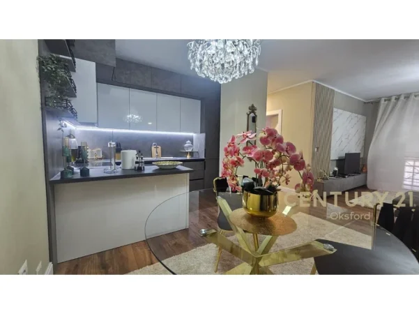 Tirane, jepet me qera apartament 2+1 Kati 3, 102 m² 750 € (Rruga Barrikadave)