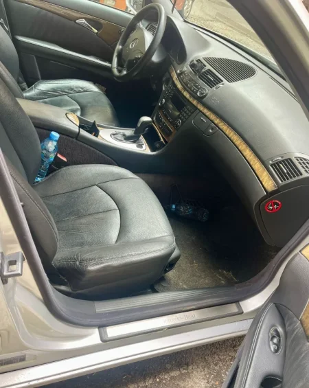 Tirane, shitet makine Mercedes Benz E class 270 Nafte, gri metalizato automatik Klima 300 km 4.000 €