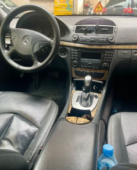 Tirane, shitet makine Mercedes Benz E class 270 Nafte, gri metalizato automatik Klima 300 km 4.000 €
