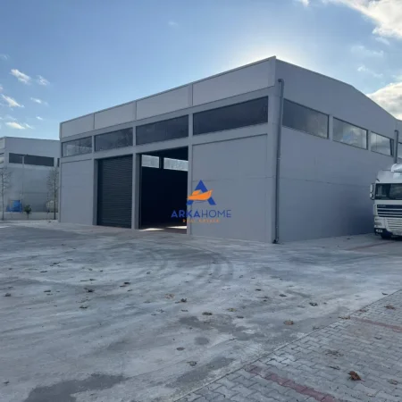 Tirane, jepet me qera magazine Kati 0, 2.200 m² 3.200 € 