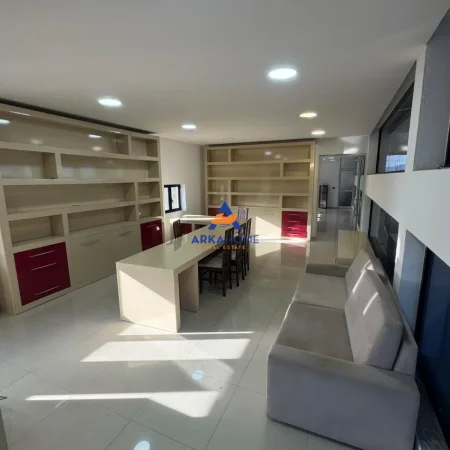 Tirane, jepet me qera magazine Kati 0, 2.200 m² 3.200 € 