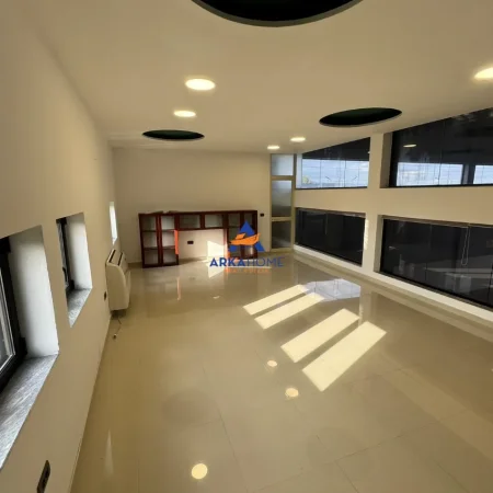 Tirane, jepet me qera magazine Kati 0, 2.200 m² 3.200 € 