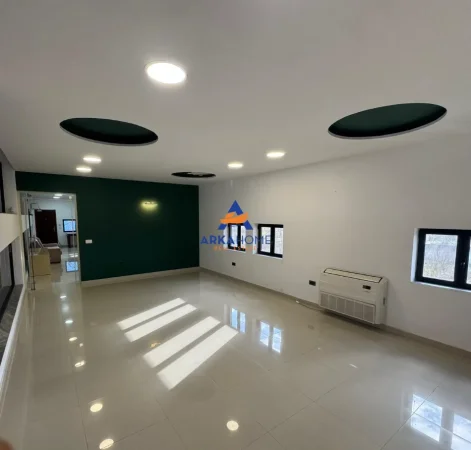 Tirane, jepet me qera magazine Kati 0, 2.200 m² 3.200 € 