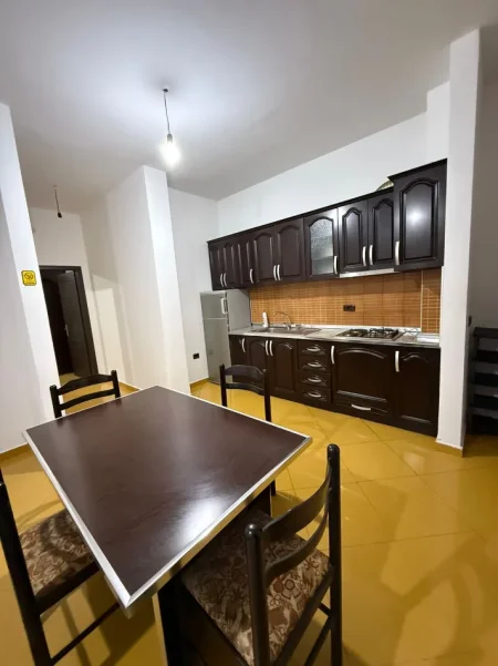 Tirane, jepet me qera apartament 1+1 Kati 3, 70 m² 450 Lek (Inxh e Ndertimit prane Konvikteve)