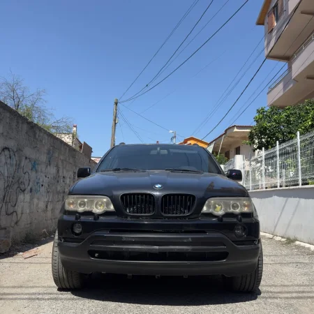 Tirane, shitet SUV Bmw Nafte, e zeze automatik Kondicioner 370.000 km 2.800 €