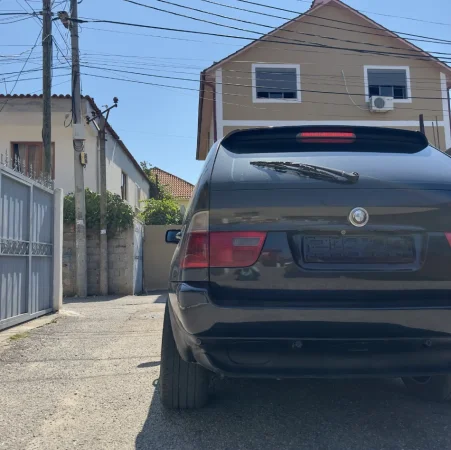 Tirane, shitet SUV Bmw Nafte, e zeze automatik Kondicioner 370.000 km 2.800 €