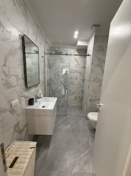 Tirane, jepet me qera apartament 2+1 , 120 m² 1.800 € (Garda)