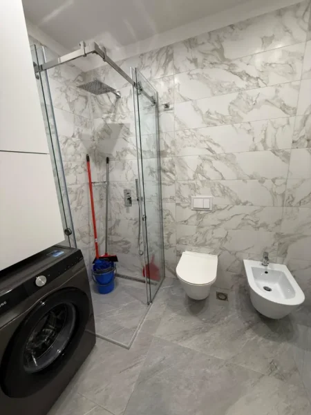 Tirane, jepet me qera apartament 2+1 , 120 m² 1.800 € (Garda)