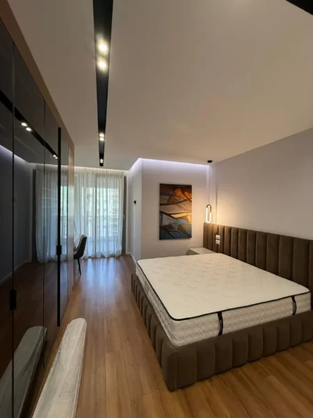 Tirane, jepet me qera apartament 2+1 , 120 m² 1.800 € (Garda)