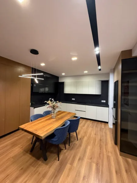 Tirane, jepet me qera apartament 2+1 , 120 m² 1.800 € (Garda)