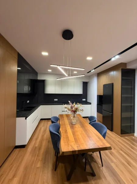 Tirane, jepet me qera apartament 2+1 , 120 m² 1.800 € (Garda)