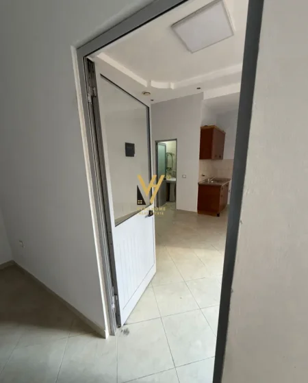 Tirane, jepet me qera ambjent biznesi Kati 0, 40 m² 400 € (RRUGA HAXHI HYSEN DALLIU)