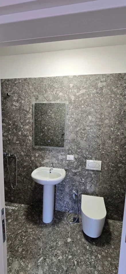 Tirane, jepet me qera zyre Kati 4, 90 m² 700 € (DON BOSKO)