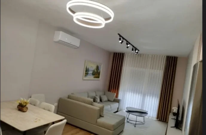 Tirane, jepet me qera apartament 1+1 Kati 5, 80 m² 700 € (PAZARI I RI)