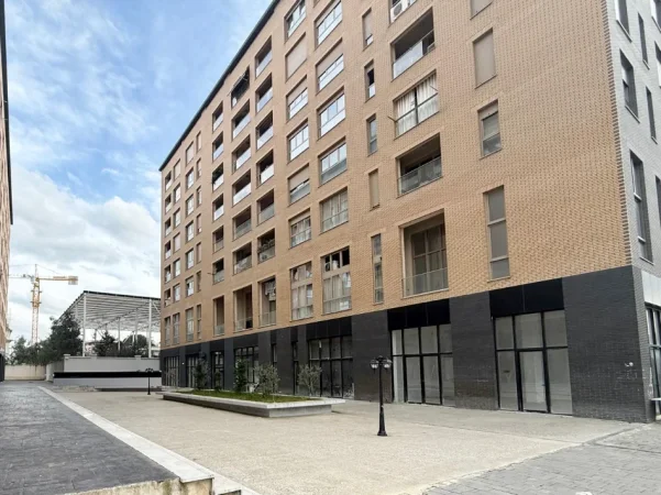 Tirane, jepet me qera ambjent biznesi Kati 0, 90 m² 520 € (Rruga Nikolla Zoraqi)