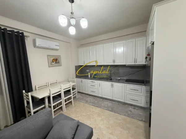 Tirane, jepet me qera apartament 1+1 Kati 1, 55 m² 400 € (YZBERISHT)
