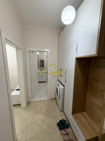 Tirane, jepet me qera apartament 1+1 Kati 1, 55 m² 400 € (YZBERISHT)