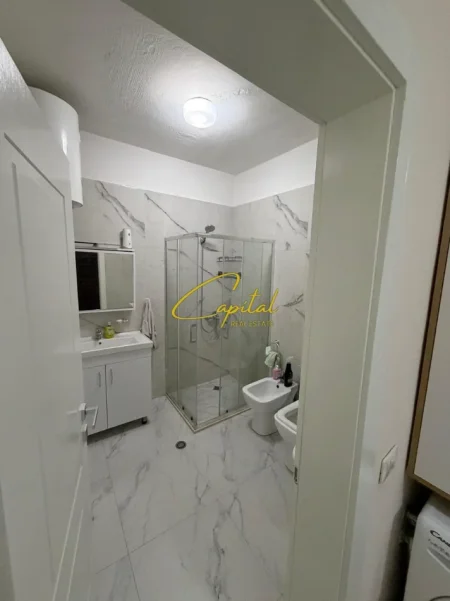 Tirane, jepet me qera apartament 1+1 Kati 1, 55 m² 400 € (YZBERISHT)