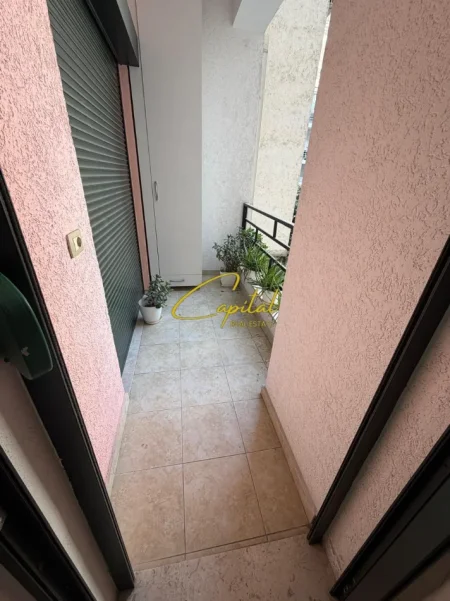 Tirane, jepet me qera apartament 1+1 Kati 1, 55 m² 400 € (YZBERISHT)