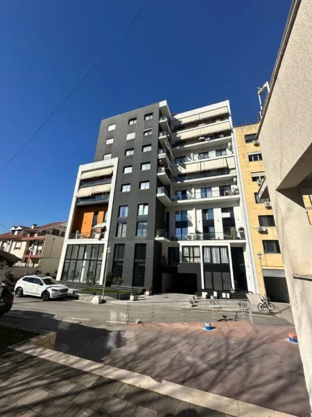 Tirane, jepet me qera ambjent biznesi , 85 m² 600 € 