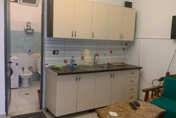 Tirane, jepet me qera apartament 1+1 Kati 1, 65 m² 350 € (Afer rrethrrotullimit te Ali Demit)