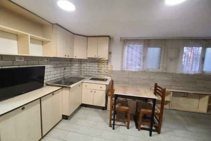Tirane, jepet me qera apartament 1+1 Kati 1, 35 m² 310 € (5 Maji)