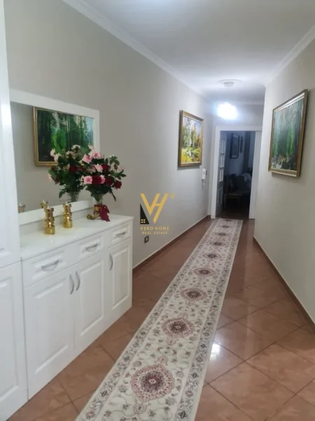 Tirane, jepet me qera apartament 2+1+Ballkon Kati 5, 105 m² 1.200 € (QENDER)