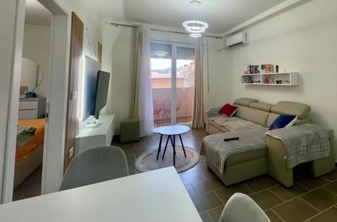 Tirane, jepet me qera apartament 1+1 , 70 m² 500 € (Rruga e Kavajës)