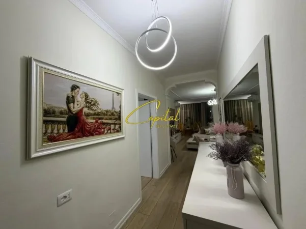Tirane, jepet me qera apartament 3+1 Kati 3, 92 m² 1.200 € (VASIL SHANTO)
