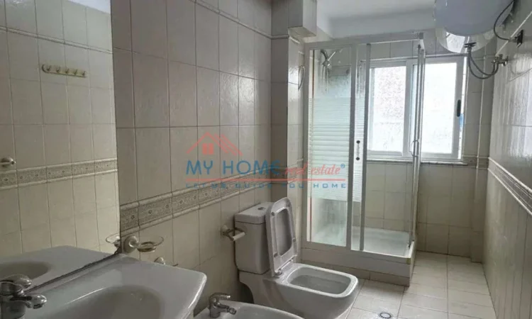 Tirane, shitet apartament 2+1+Ballkon Kati 3, 85 m² 165.000 € (Rruga Xhanfize Keko)