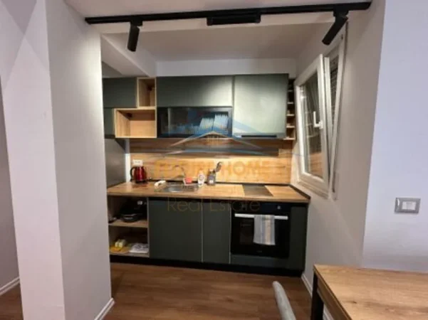 Tirane, jepet me qera apartament 1+1+Ballkon Kati 1, 80 m² 450 € (Rruga e Elbasanit)