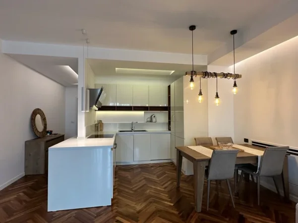 Tirane, jepet me qera apartament 2+1+Ballkon Kati 13, 123 m² 2.300 € (Ambasador 3)