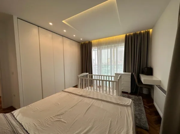 Tirane, jepet me qera apartament 2+1+Ballkon Kati 13, 123 m² 2.300 € (Ambasador 3)